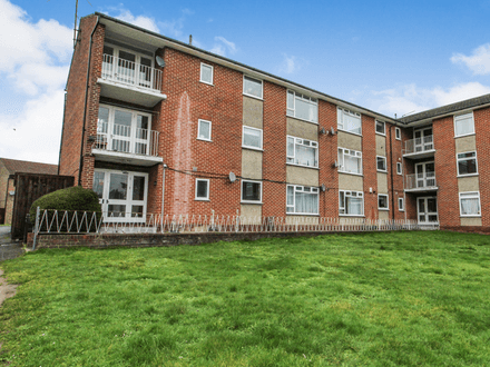 Well presented three bedroom flat near to Burnham Rail Station